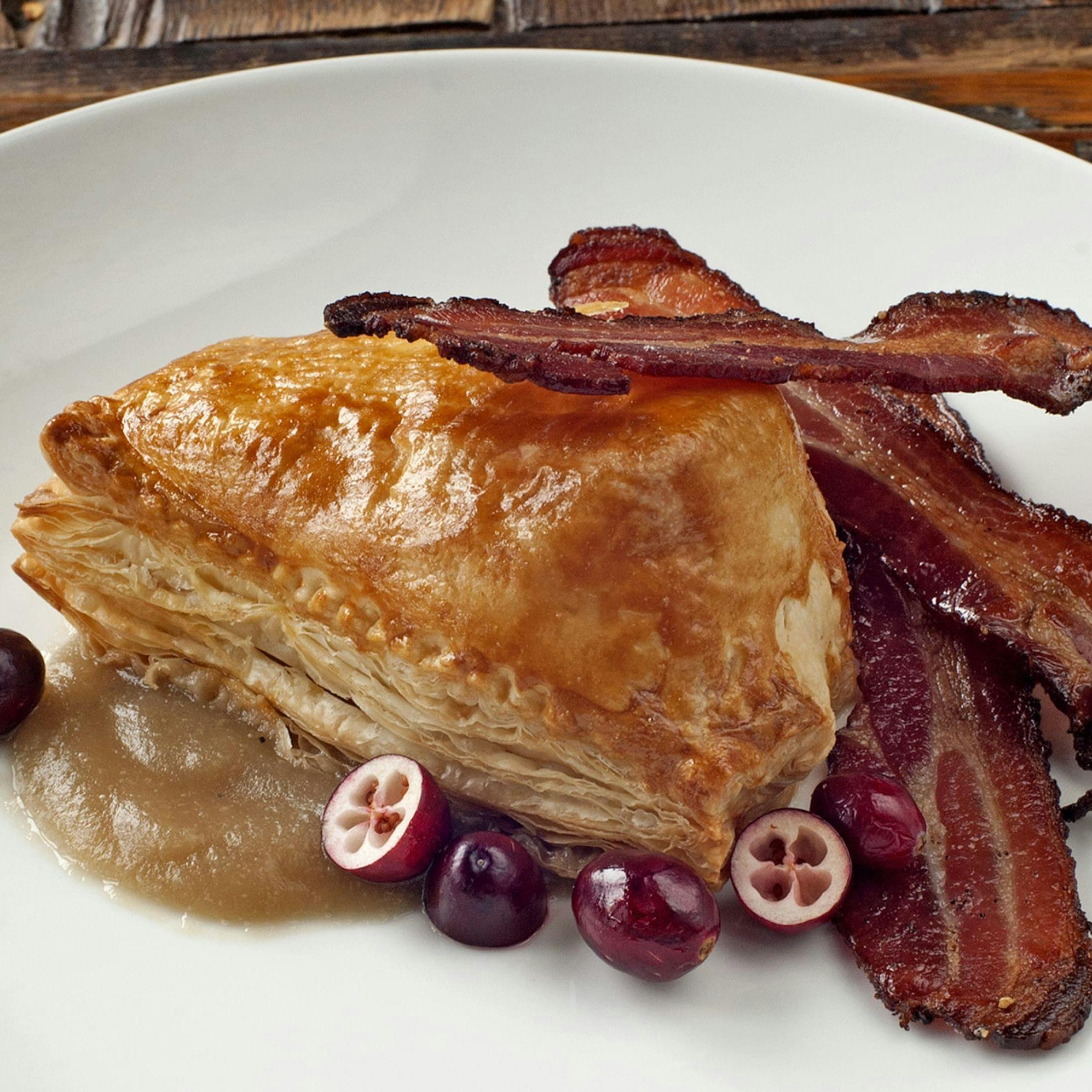 baked brie with bacon and apple sauce